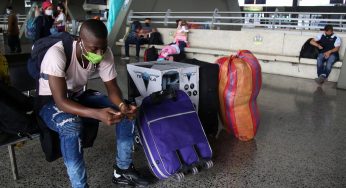 Los viajeros para salir de la fiebre amarilla en la terminal de transporte de Cali durante esta Semana Santa