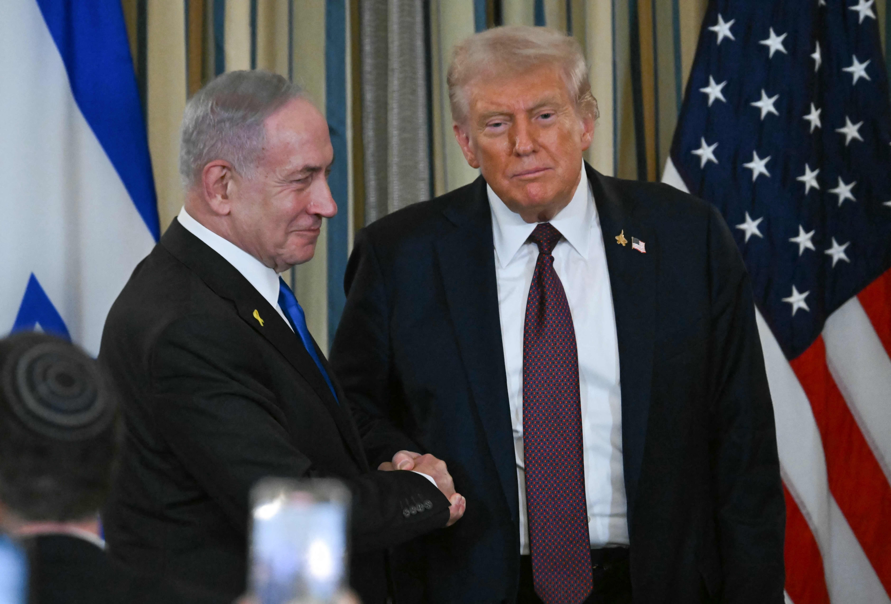El presidente de los Estados Unidos, Donald Trump, y el primer ministro israelí, Benjamin Netanyahu, posan después de una conferencia de prensa conjunta celebrada en el salón de la Casa Blanca