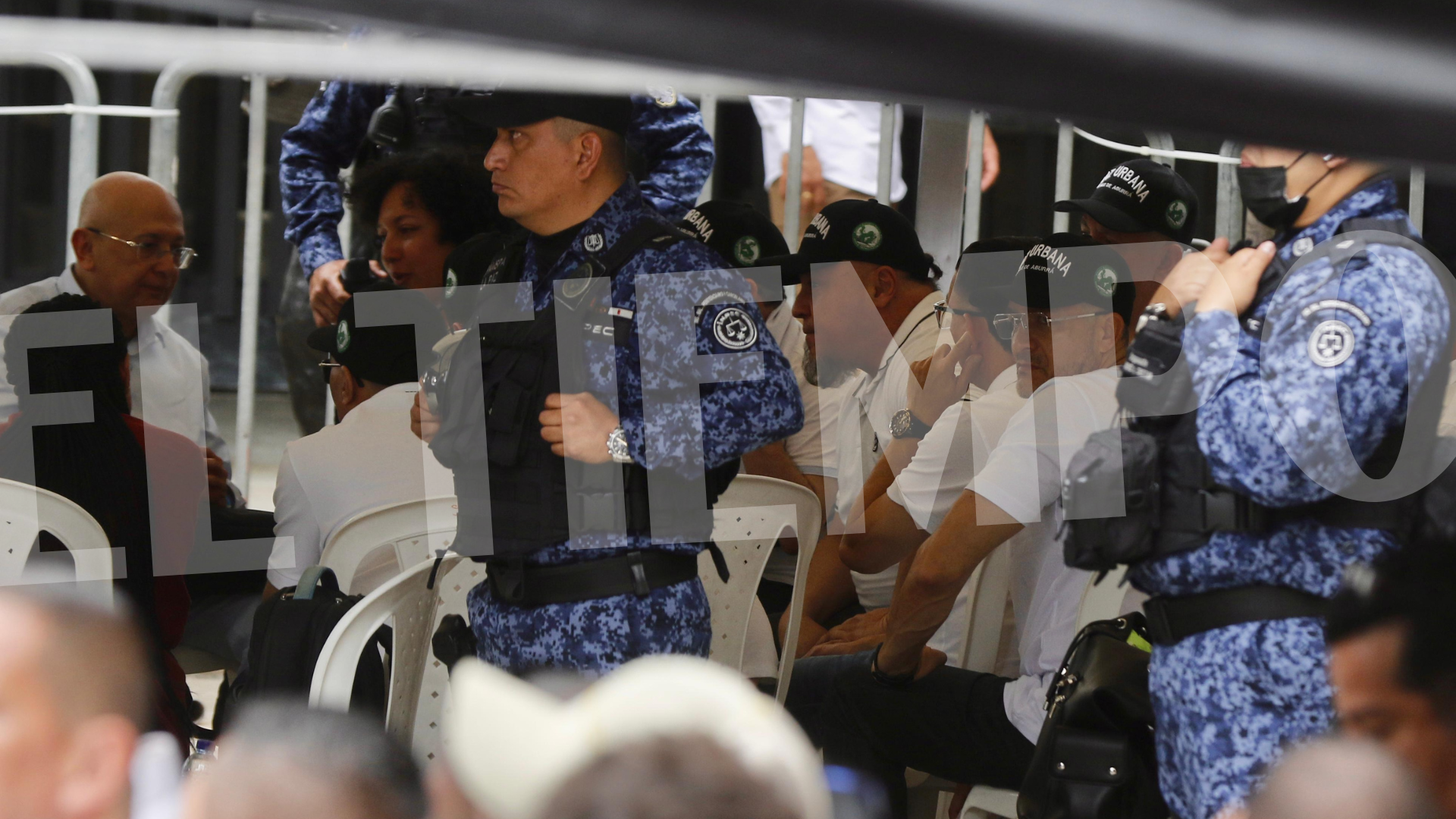 En La Alpujarra estuvieron presentes integrantes de la mesa de paz, escoltados por miembros del Inpec y acompañados por el ministro de Justicia Eduardo Montealegre y la senadora Isabel Zuleta.